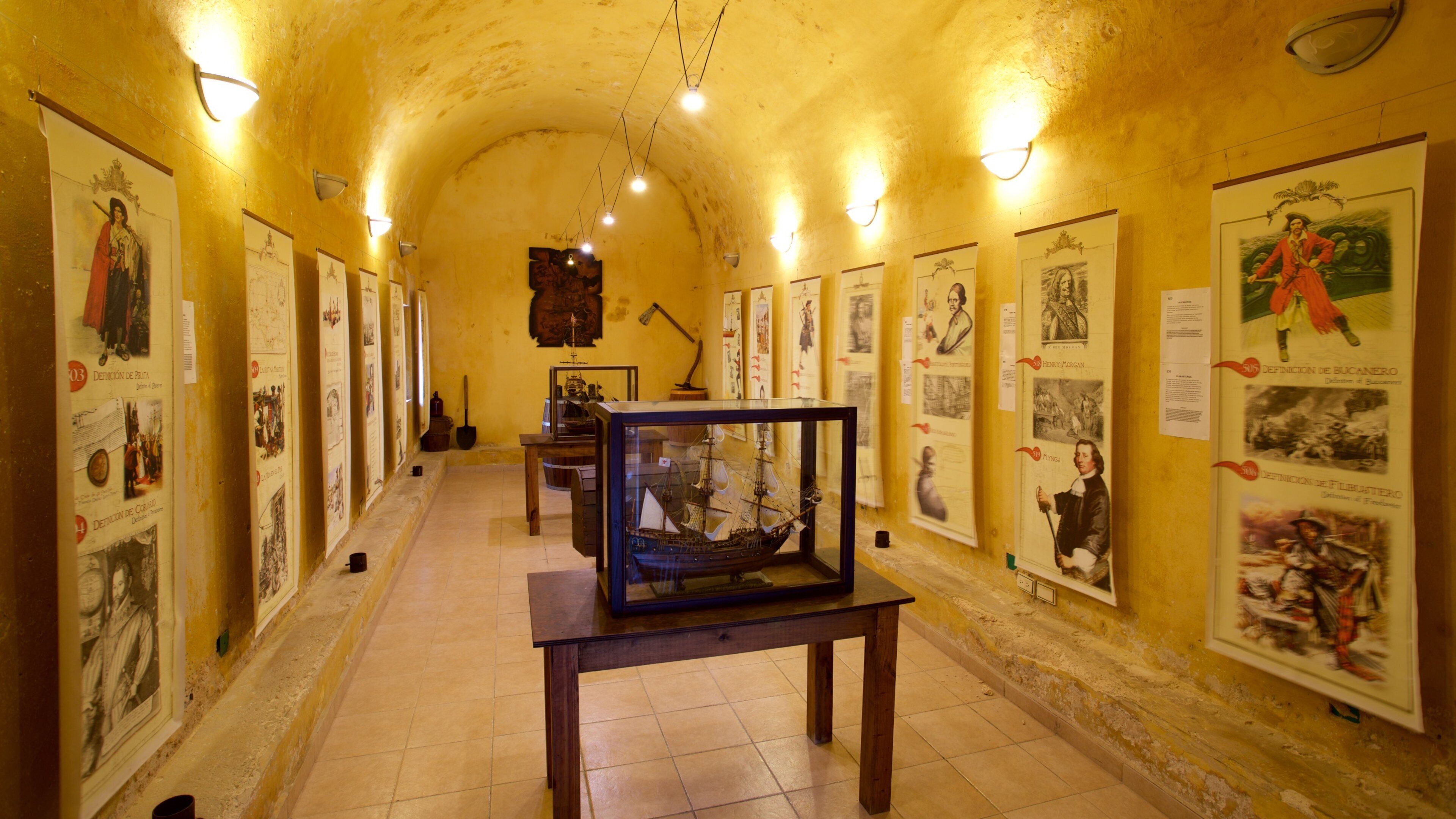 Baluarte de San Francisco which includes heritage elements and interior views