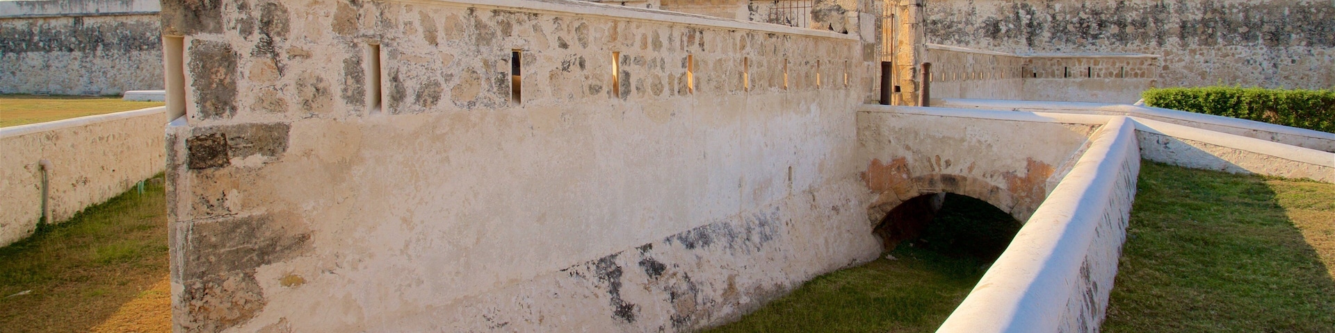Baluarte de San Francisco showing heritage elements and a sunset
