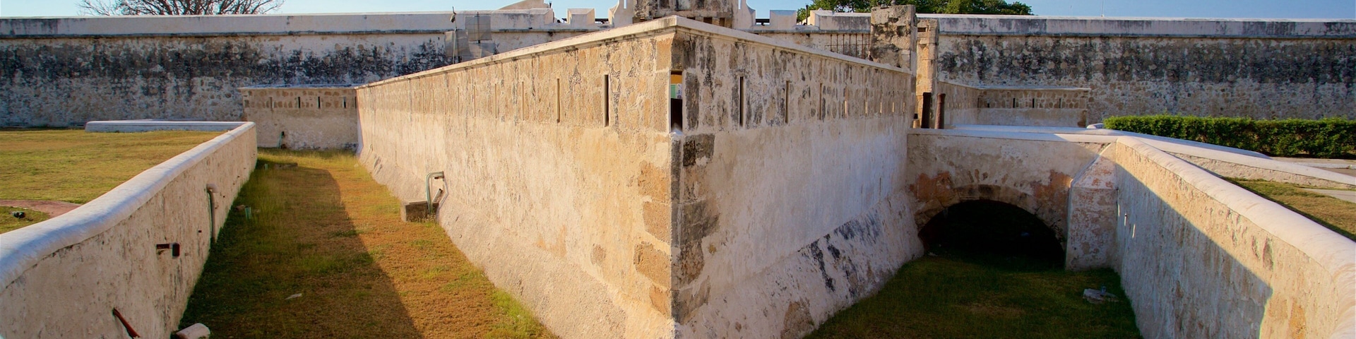 Baluarte de San Francisco showing a sunset and heritage elements