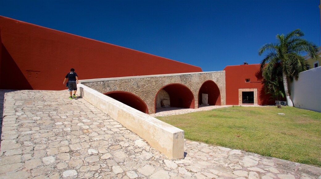 Museum for maya-arkitektur som inkluderer hage i tillegg til en mann