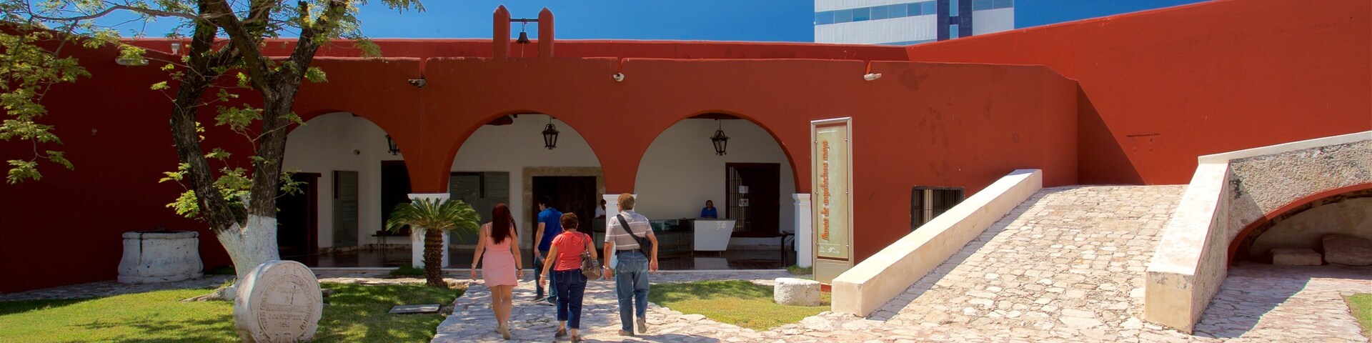 Museo de Arquitectura Maya que inclui um jardim assim como um pequeno grupo de pessoas