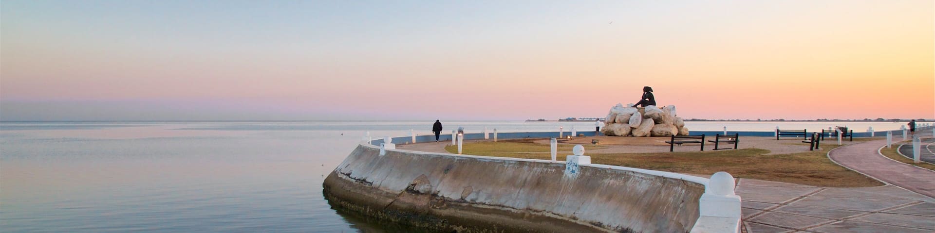Novia del Mar Monument which includes outdoor art, a sunset and a park