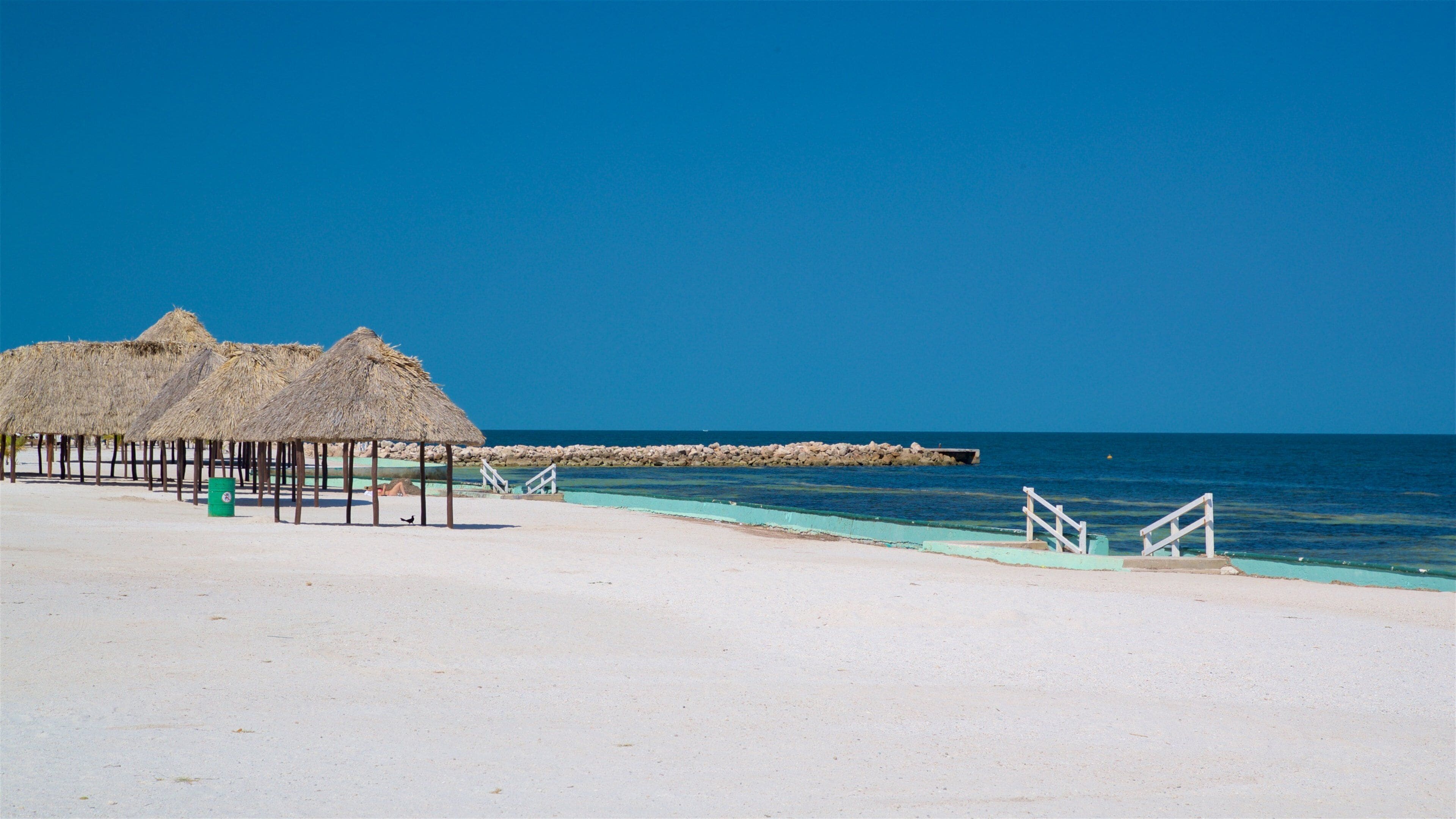 Bonita strand som inkluderer tropisk landskap, sandstrand og kyst