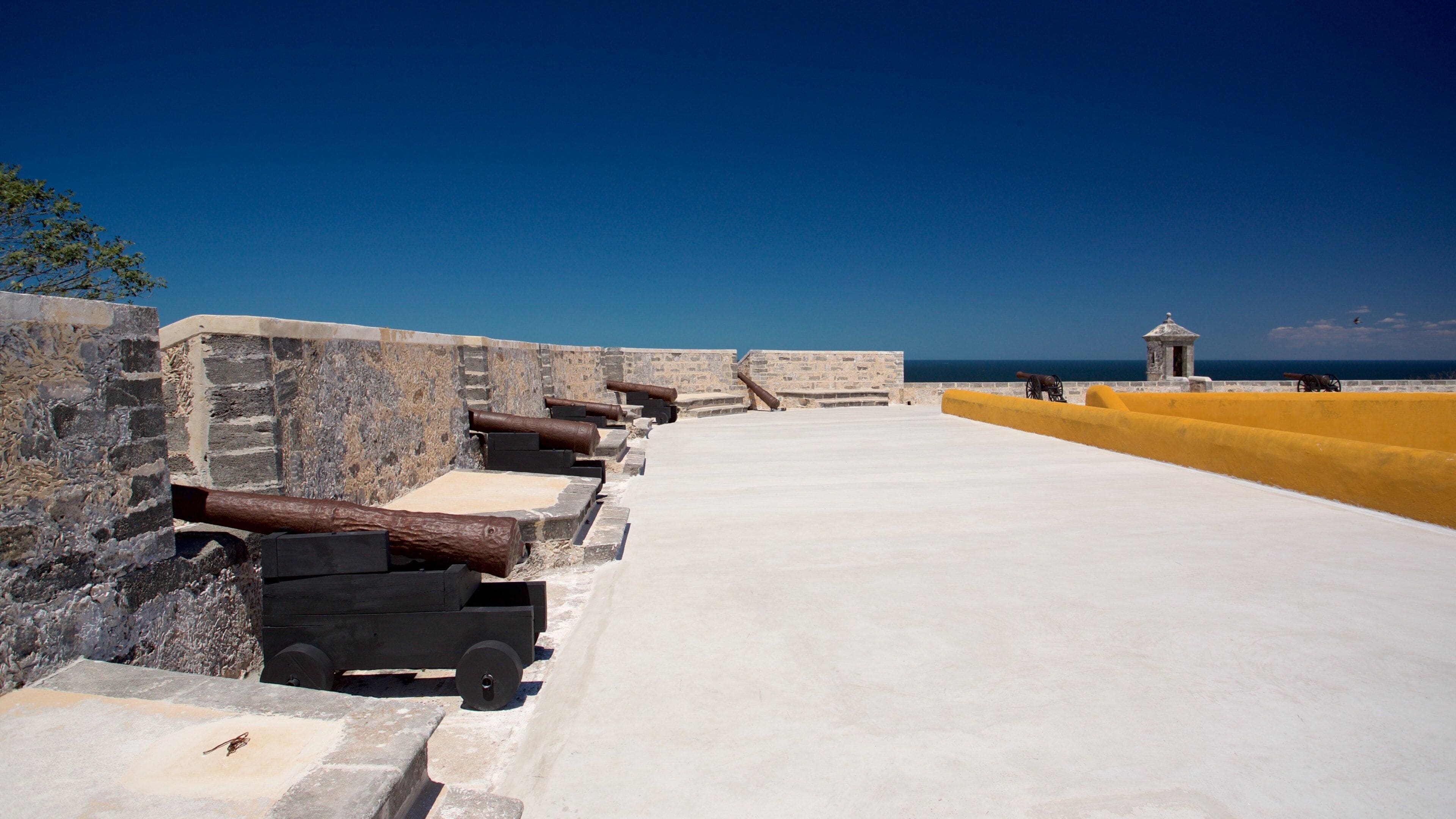 Museo Arqueológico de Campeche & Fuerte de San Miguel ofreciendo vista, vista general a la costa y artículos militares