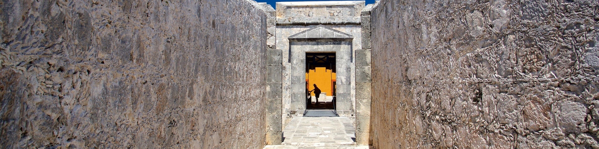 Museo Arqueológico de Campeche & Fuerte de San Miguel featuring heritage elements