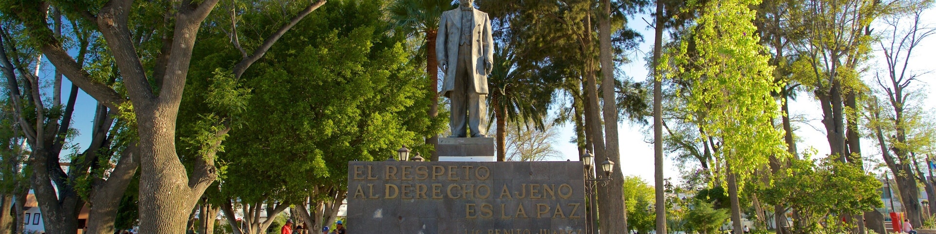 Tecate mostrando uma estátua ou escultura e uma praça ou plaza