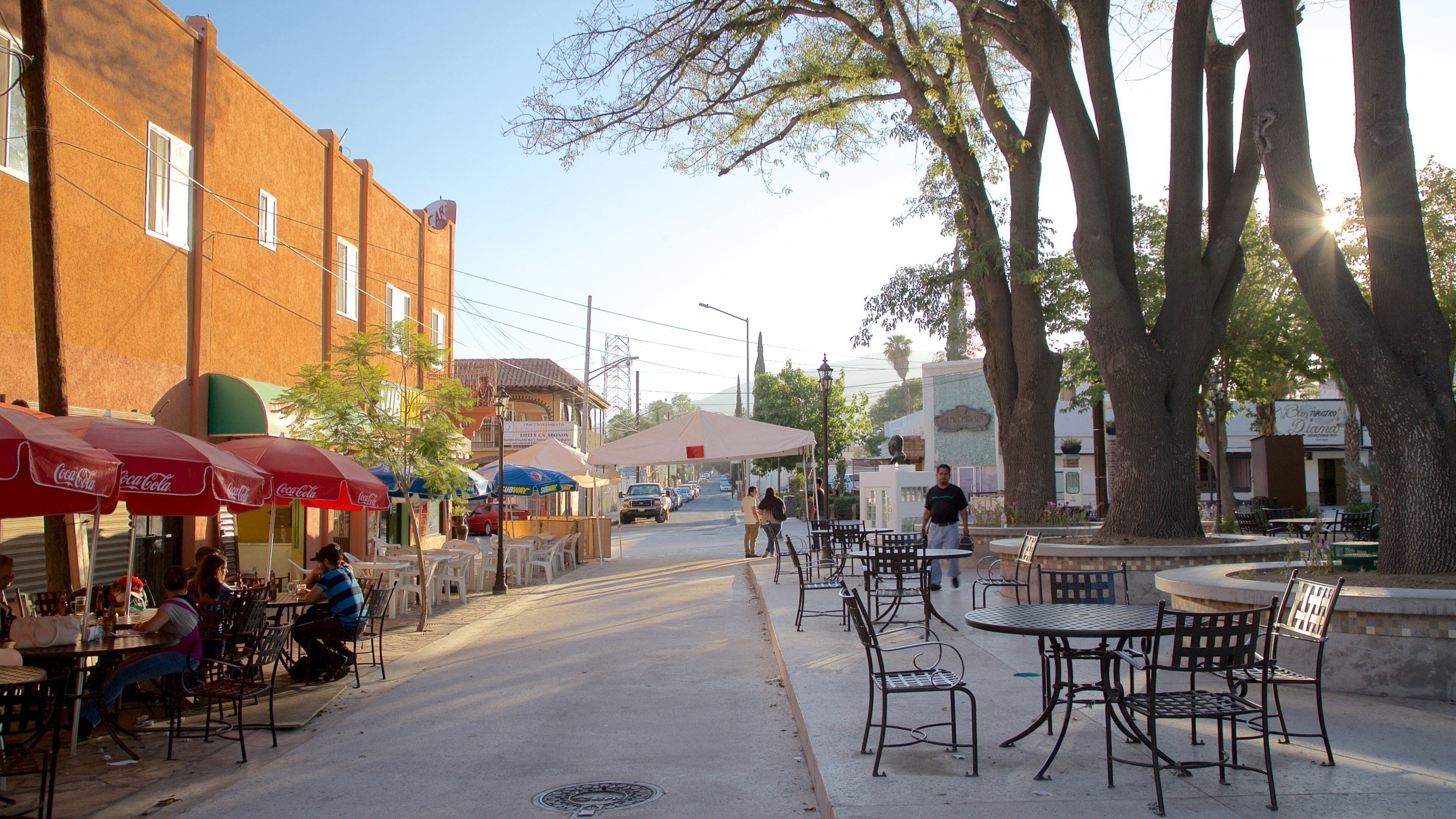 Tecate que inclui uma praça ou plaza