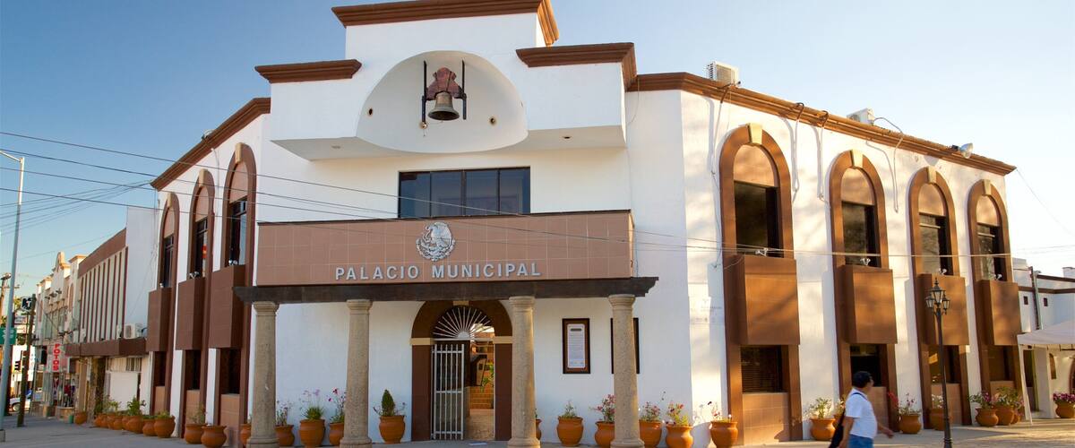 Tecate som omfatter en solnedgang, skiltning og kulturarvsgenstande