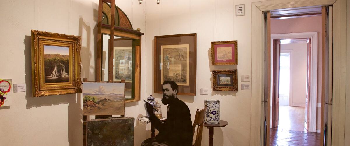 Toluca which includes art and interior views