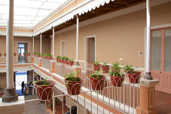 Toluca showing interior views