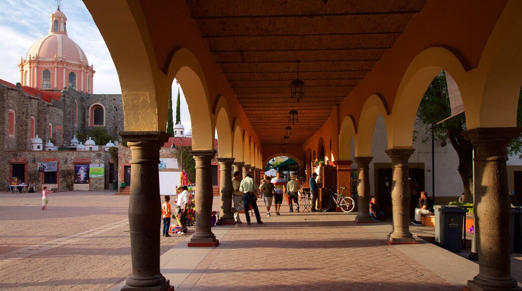 Tequisquiapan inclusief historische architectuur, een plein en een zonsondergang