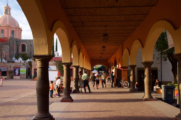 Tequisquiapan das einen Sonnenuntergang, historische Architektur und Platz oder Plaza