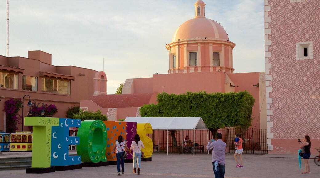 Tequisquiapan inclusief kunst in de open lucht, een plein en een zonsondergang