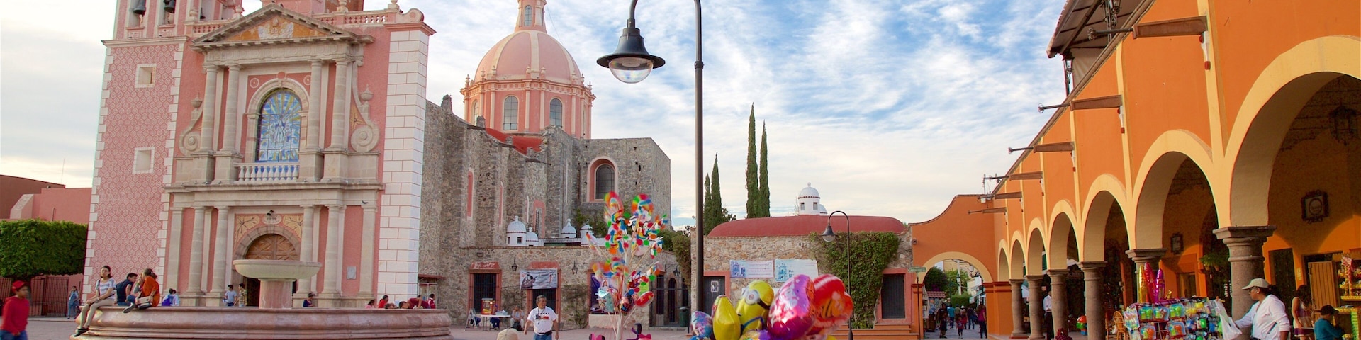 Tequisquiapan caracterizando uma praça ou plaza, um pôr do sol e uma igreja ou catedral
