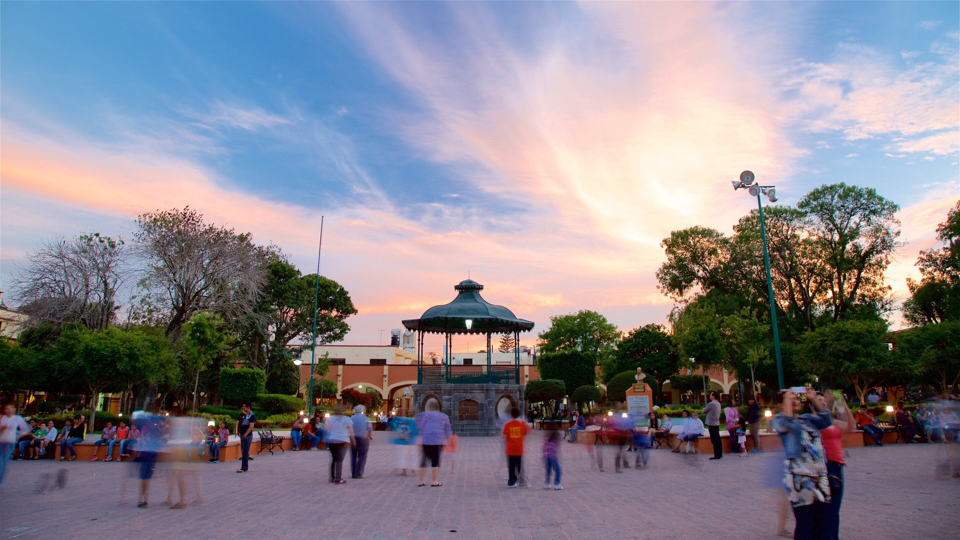 Tequisquiapan bevat een plein en een zonsondergang en ook een klein groepje mensen