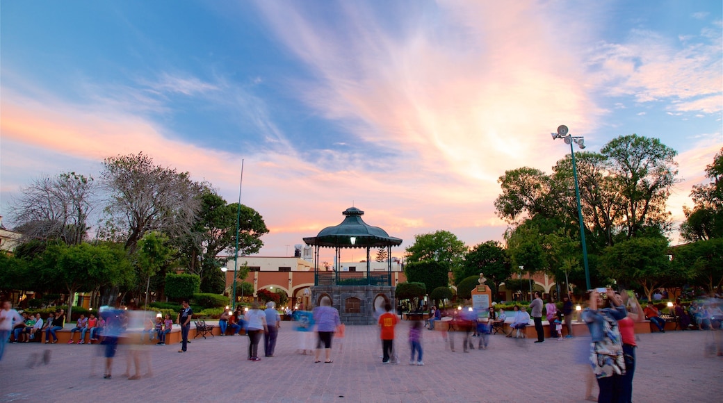 Tequisquiapan bevat een plein en een zonsondergang en ook een klein groepje mensen