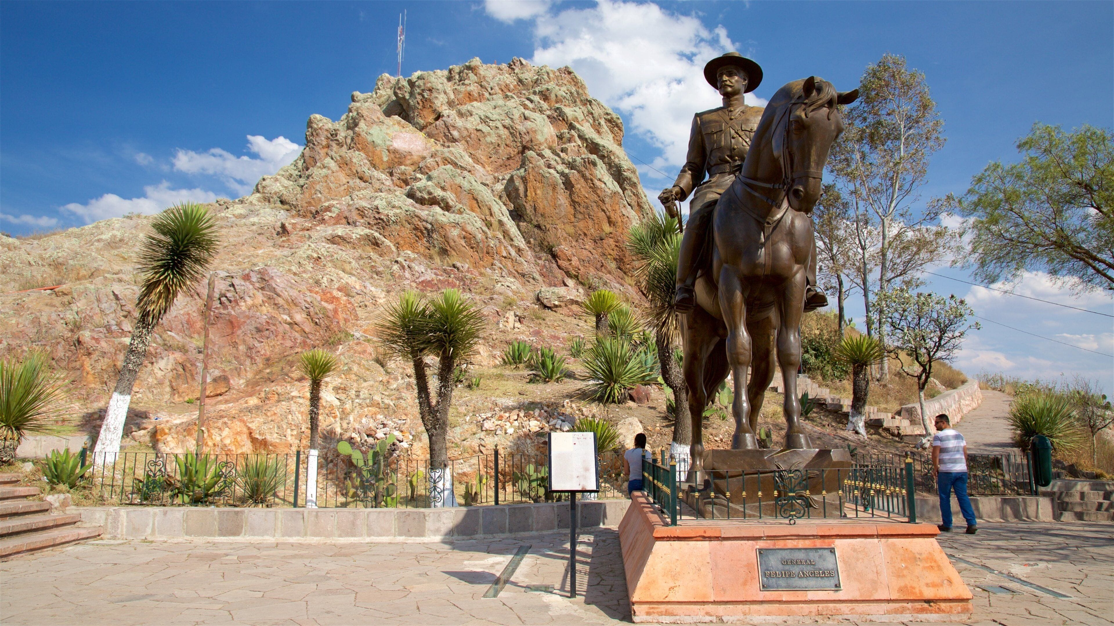 Mexico som viser fjell, statue eller skulptur og torg eller plass
