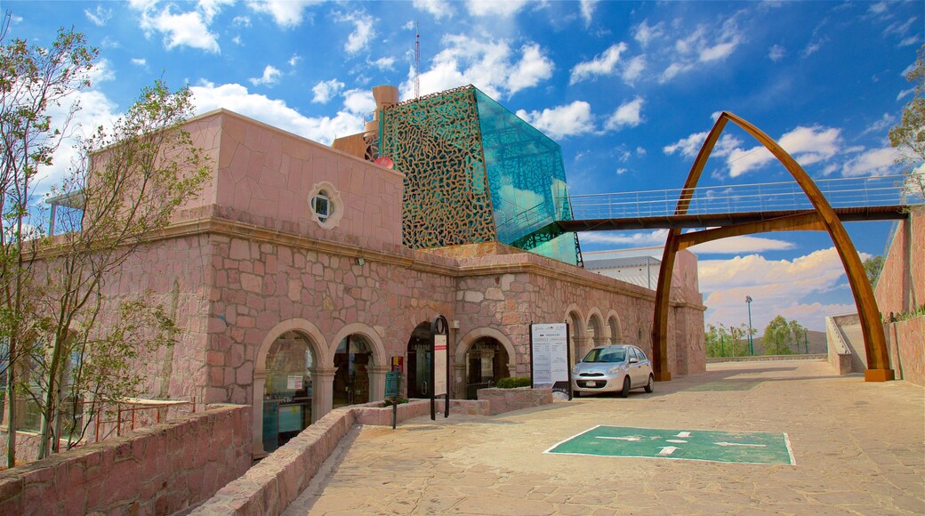 México que incluye un puente y arquitectura moderna