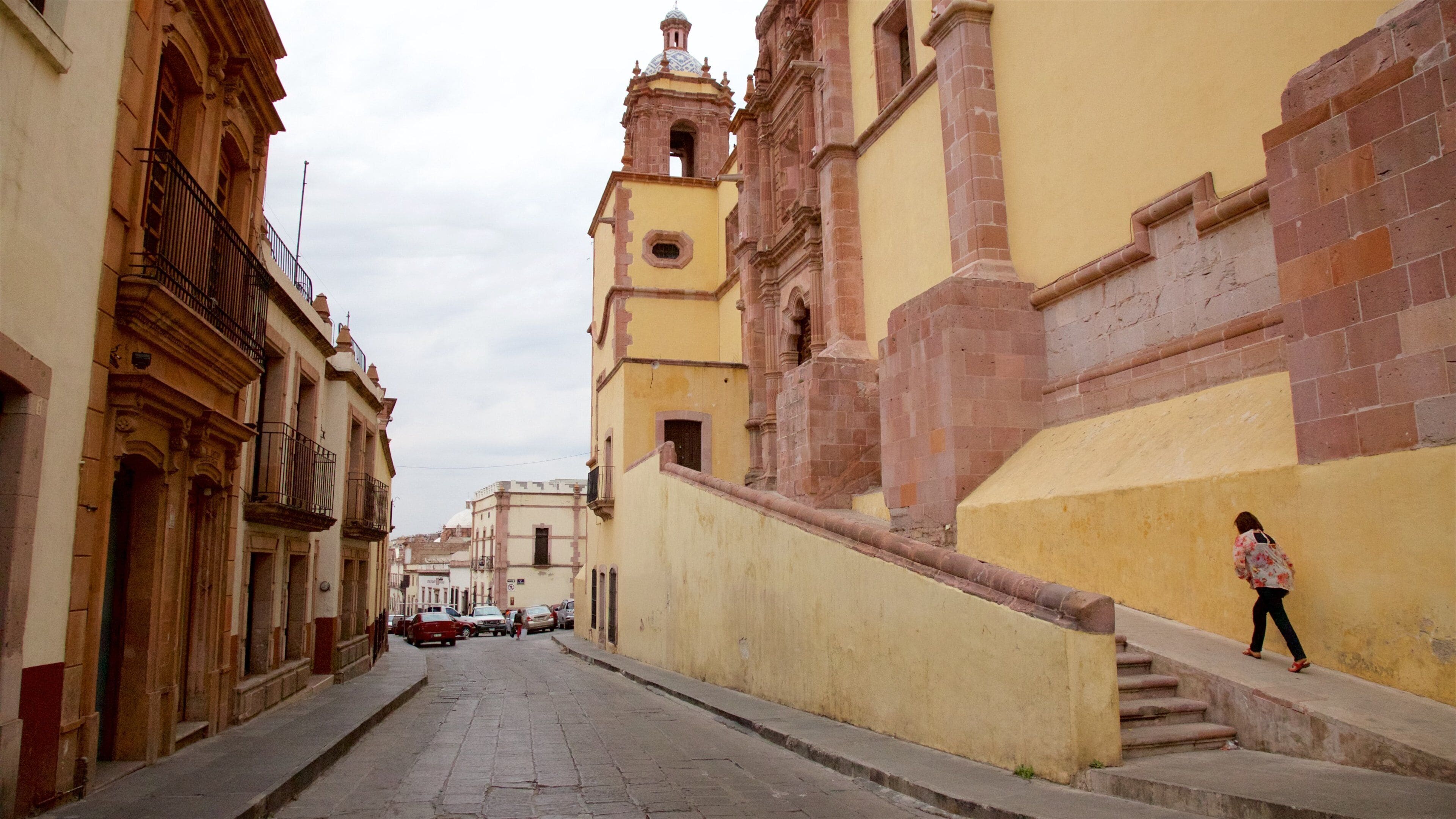 Mexico som viser historiske bygningsværker såvel som en kvinde