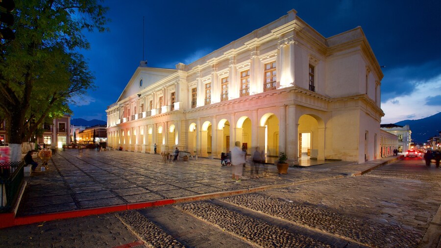 Plaza 31 de Marzo featuring heritage architecture and night scenes