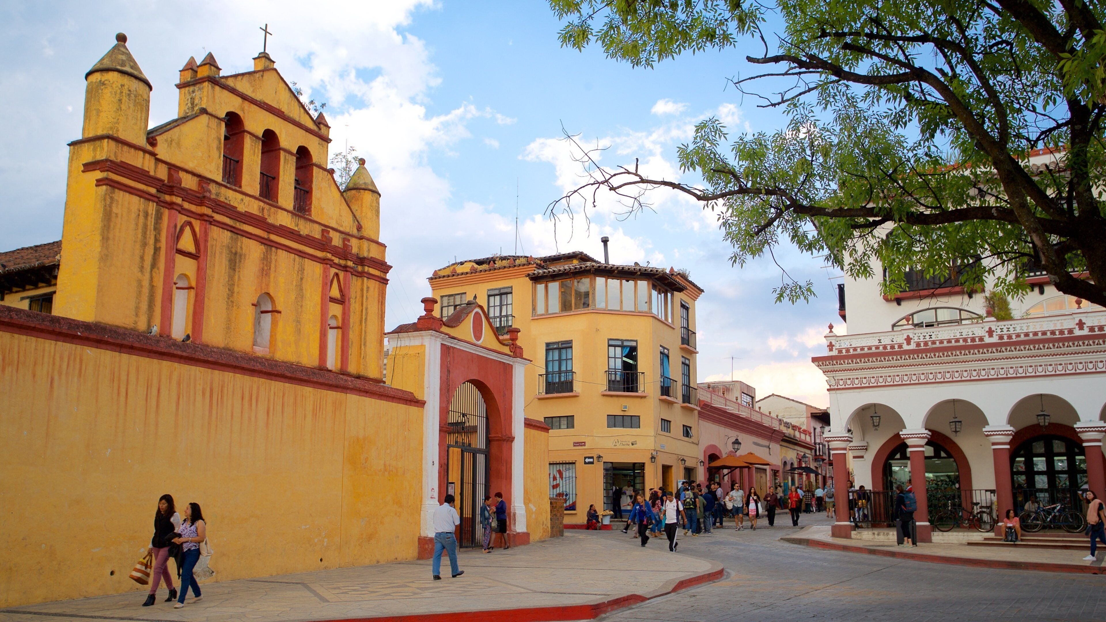 Plaza 31 de Marzo featuring heritage elements and a church or cathedral