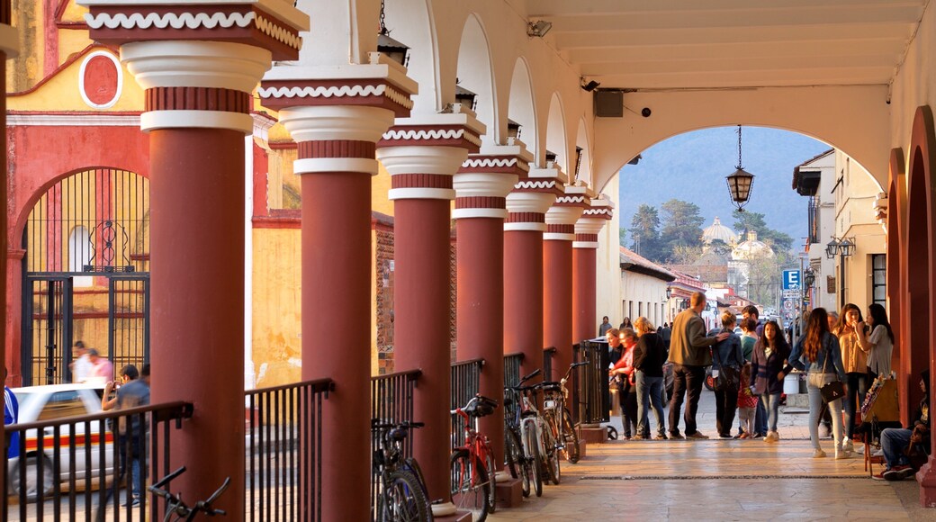 Plaza 31 de Marzo as well as a small group of people