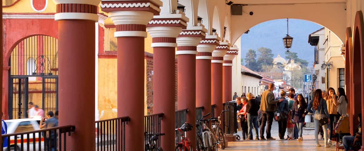 Plaza 31 de Marzo en ook een klein groepje mensen