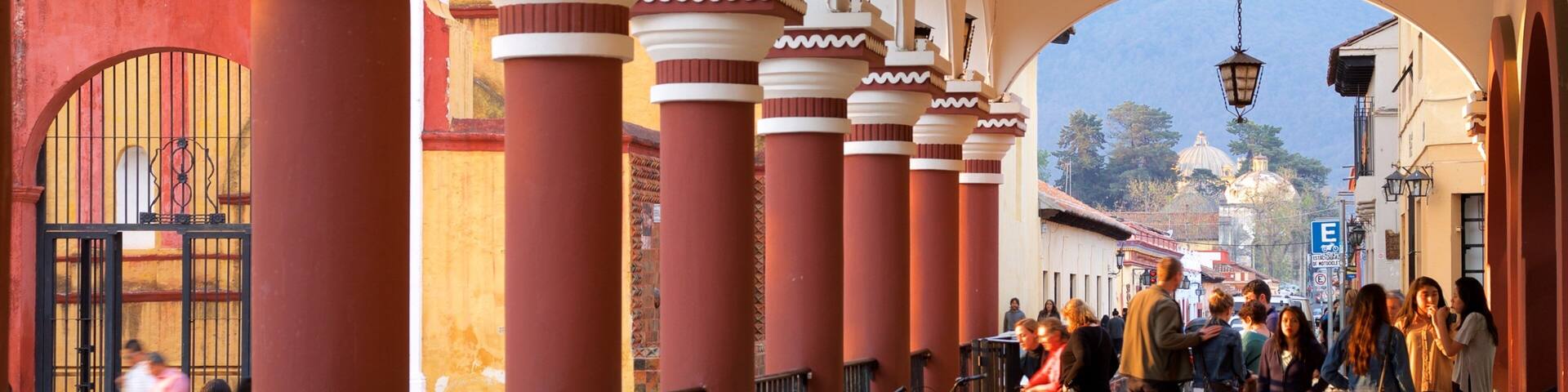 Plaza 31 de Marzo sowie kleine Menschengruppe