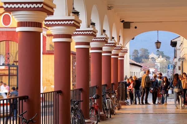 Plaza 31 de Marzo sowie kleine Menschengruppe