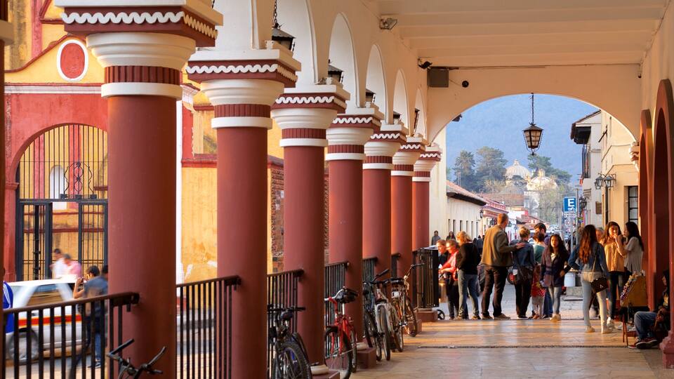 Plaza 31 de Marzo as well as a small group of people