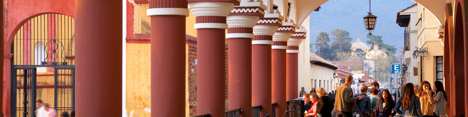 Plaza 31 de Marzo as well as a small group of people