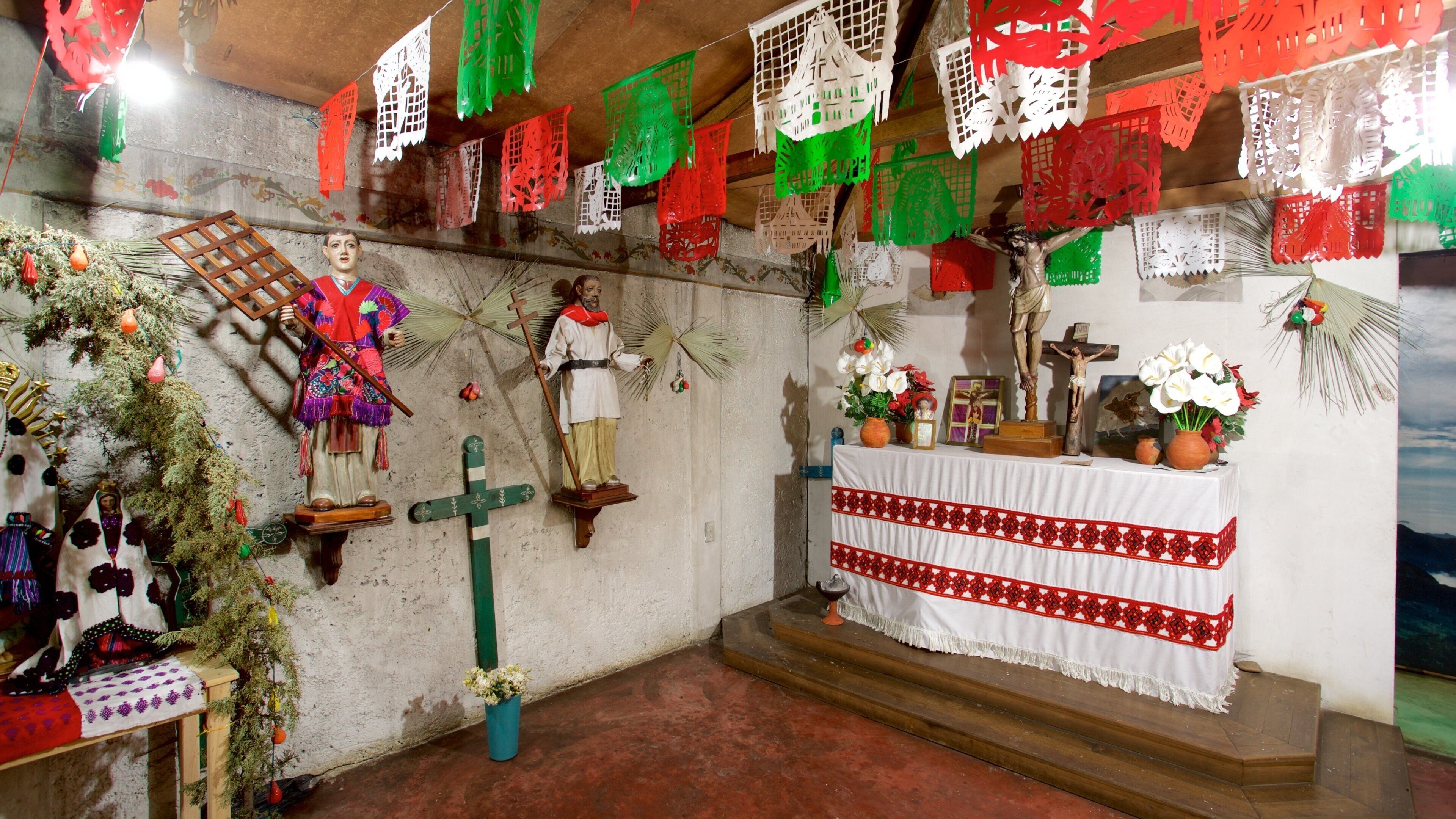 Mayan Medicine Museum que inclui elementos religiosos e vistas internas