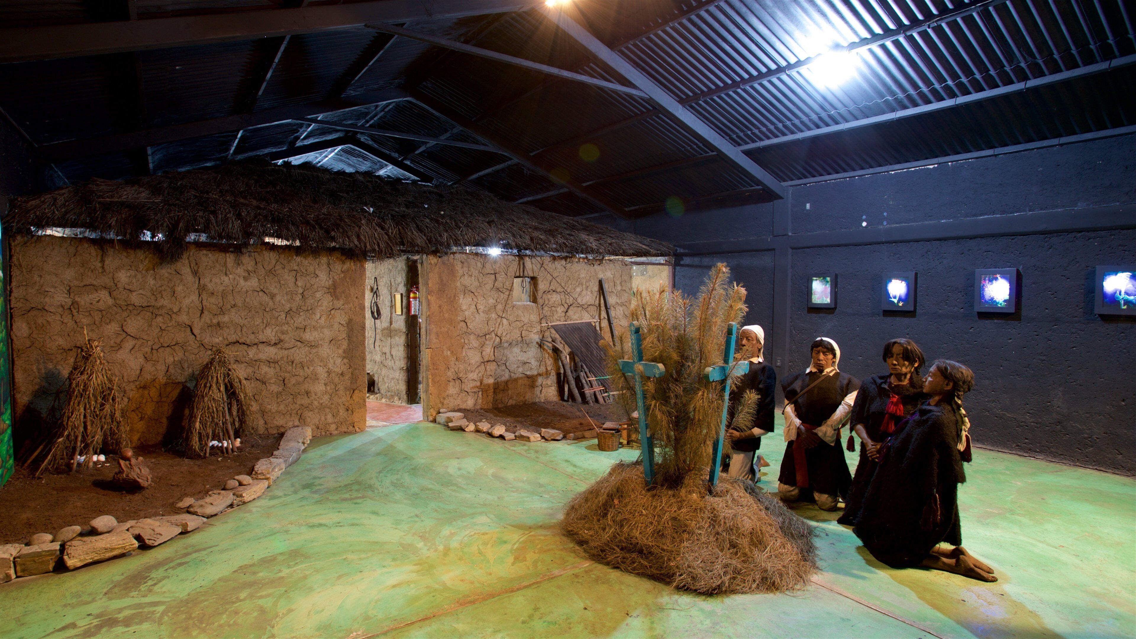 Mayan Medicine Museum caracterizando vistas internas e elementos religiosos