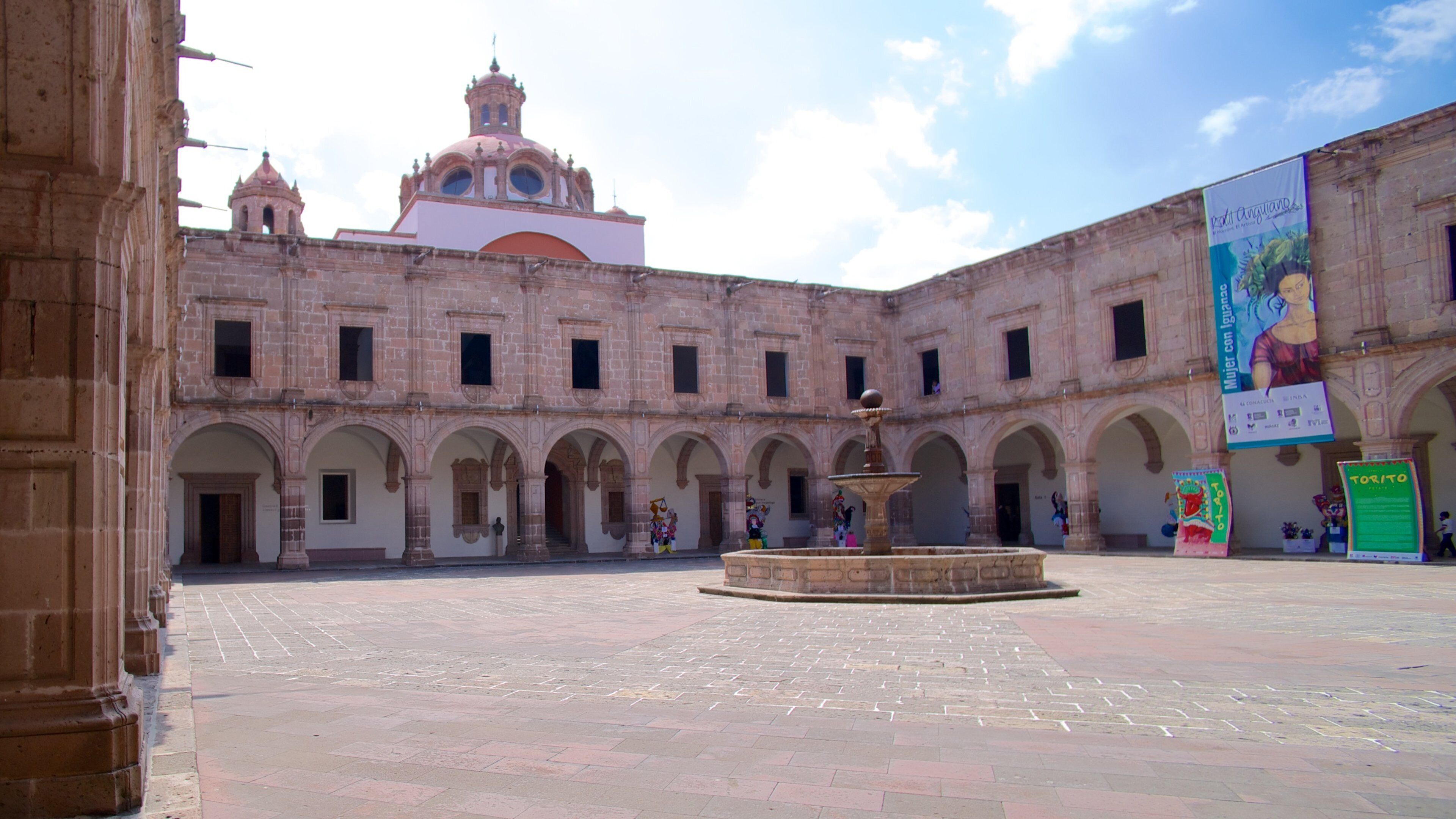 Morelia que incluye patrimonio de arquitectura, una ciudad y un parque o plaza