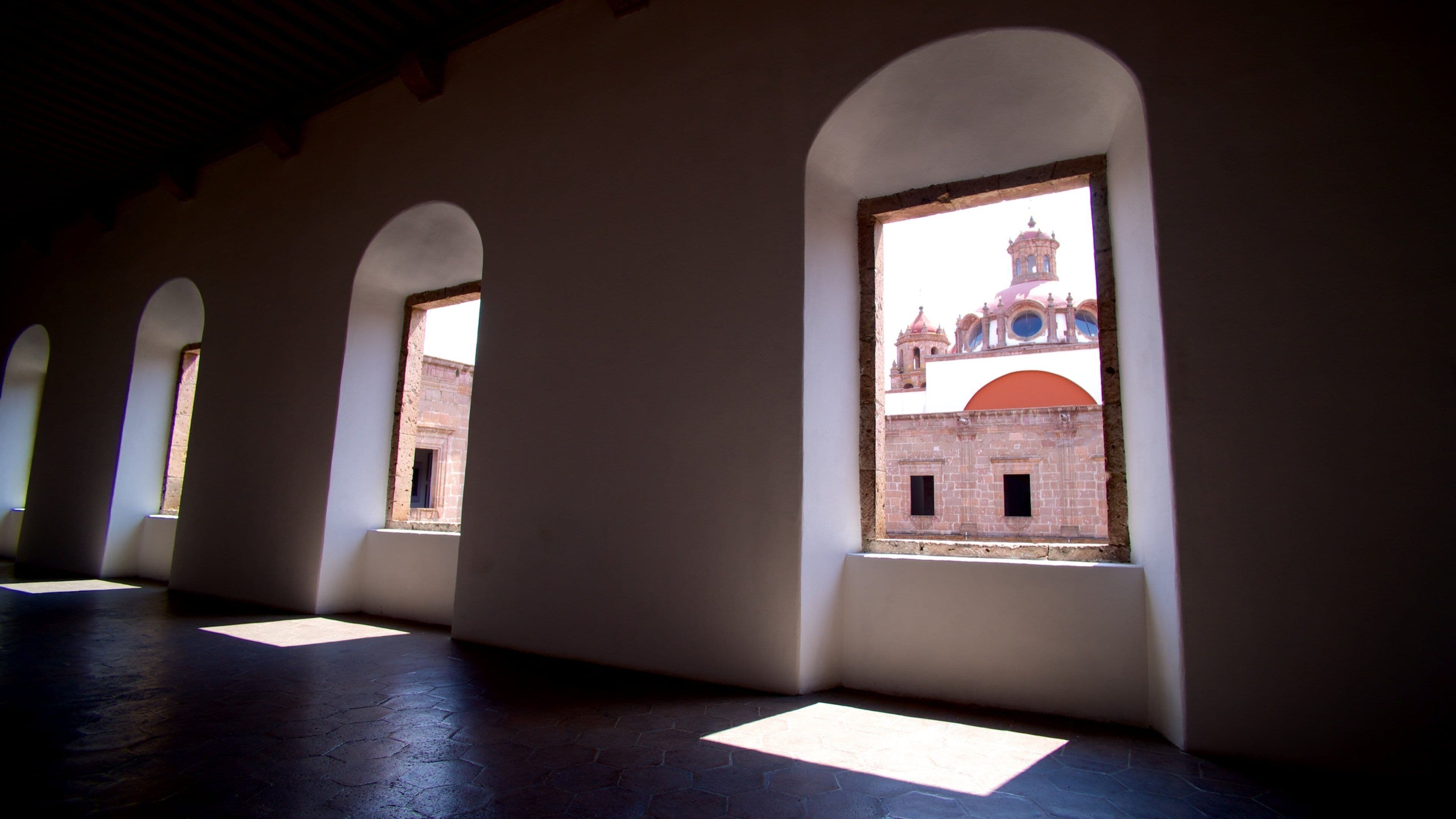 Morelia cho thấy cảnh nội thất và thị trấn nhỏ