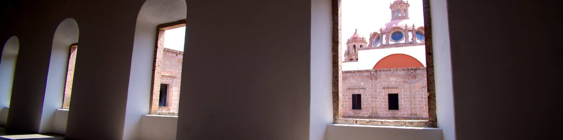 Morelia mostrando una pequeña ciudad o pueblo y vistas interiores