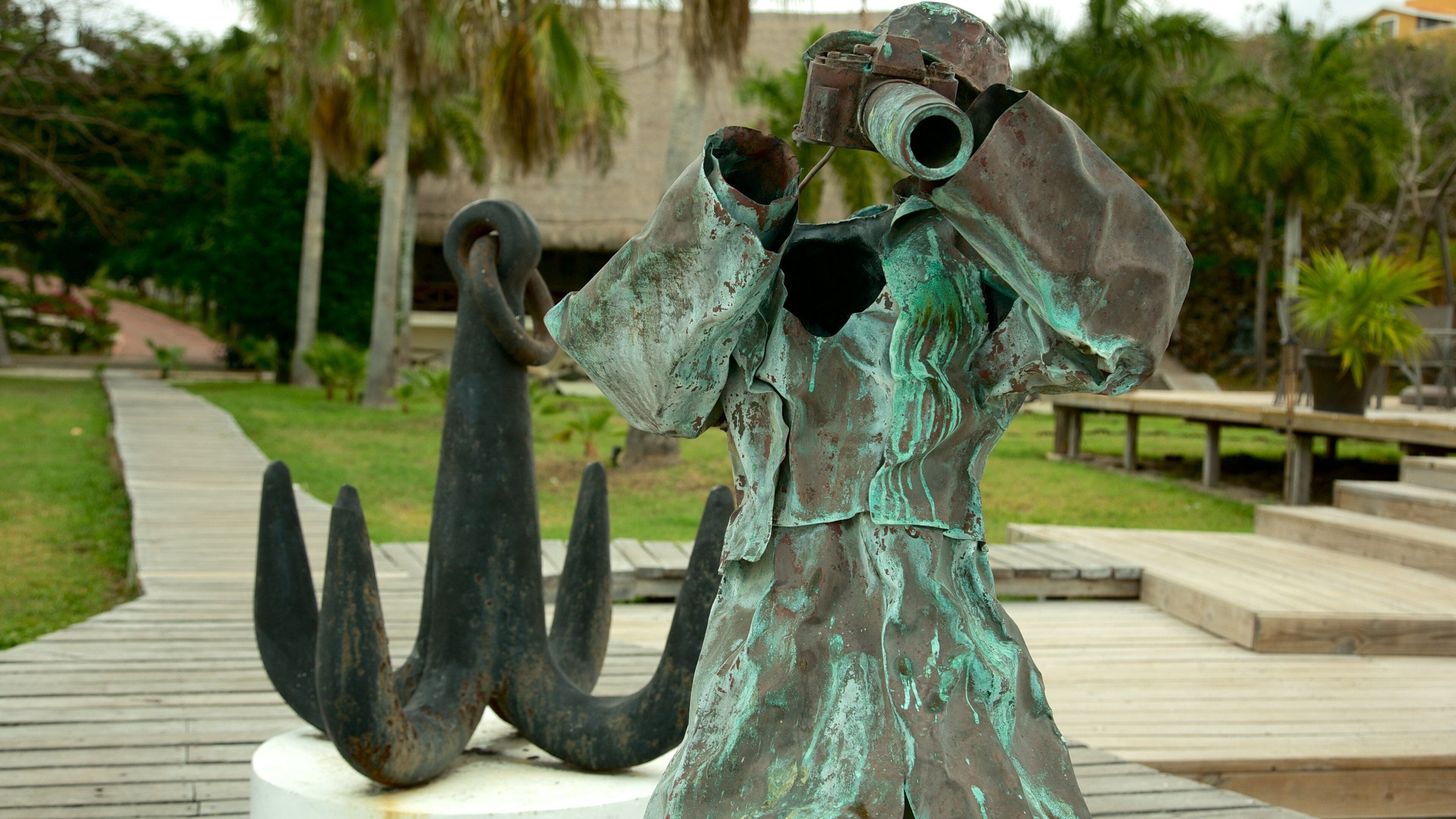 Museo del Capitán Dulché mostrando un parque y arte al aire libre