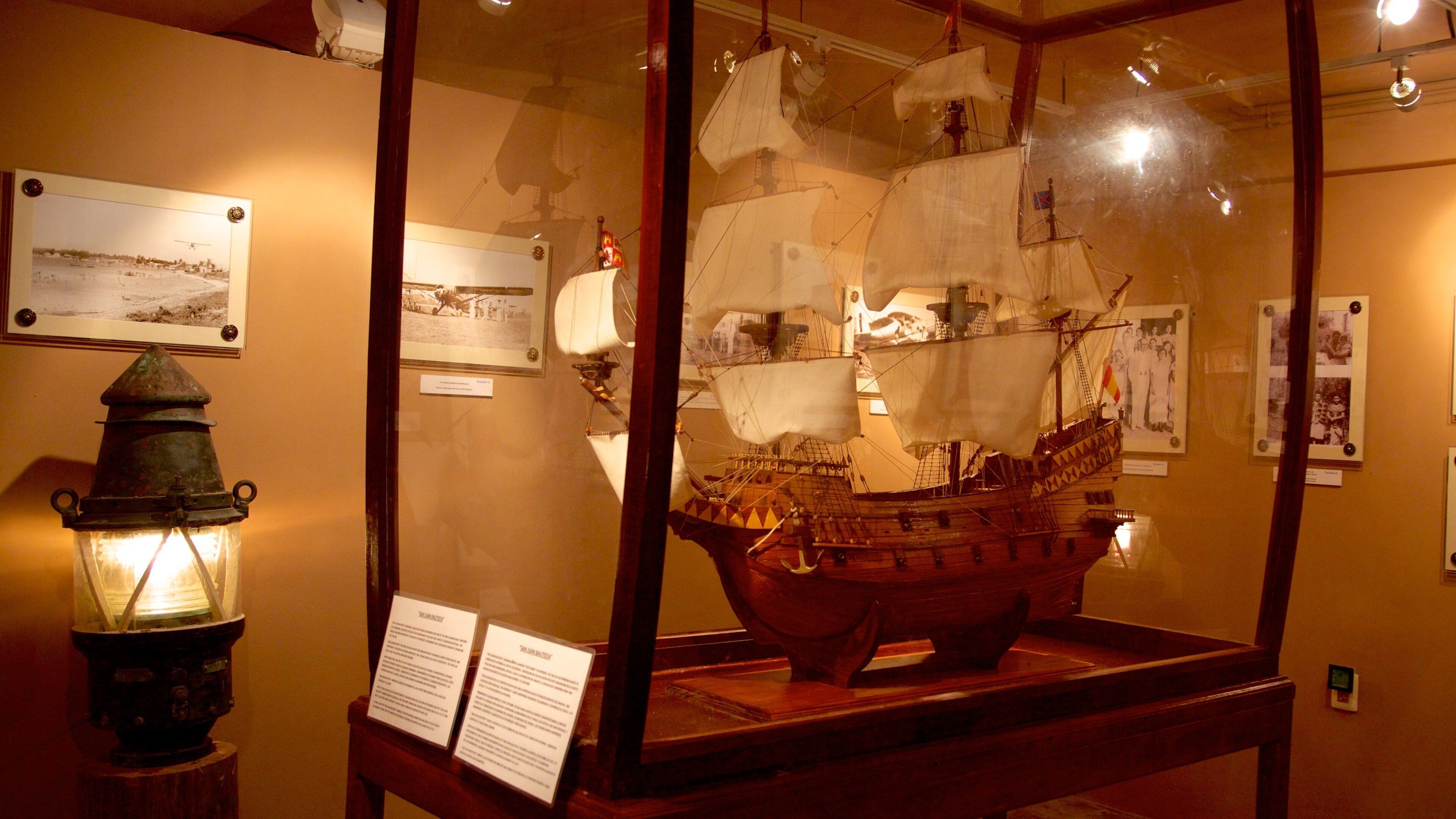 Museo del Capitán Dulché que incluye vistas de interior