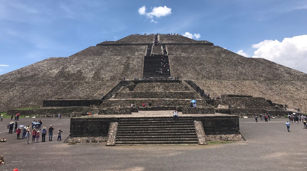 La Pirámide del Sol is the largest pyramid in Teotihuacán right outside of Mexico City. It was built around 1800 years ago. On the other side of this side you can find La Pirámide de La Luna and other smaller structures. #instone #aboveitall