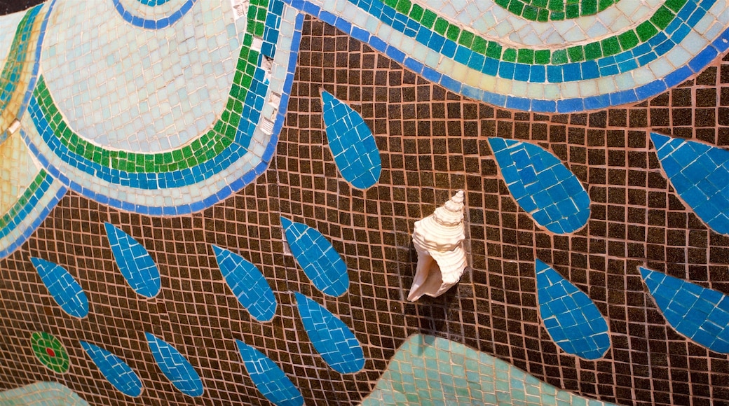 Diego Rivera and Frida Kahlo House Studio Museum showing outdoor art