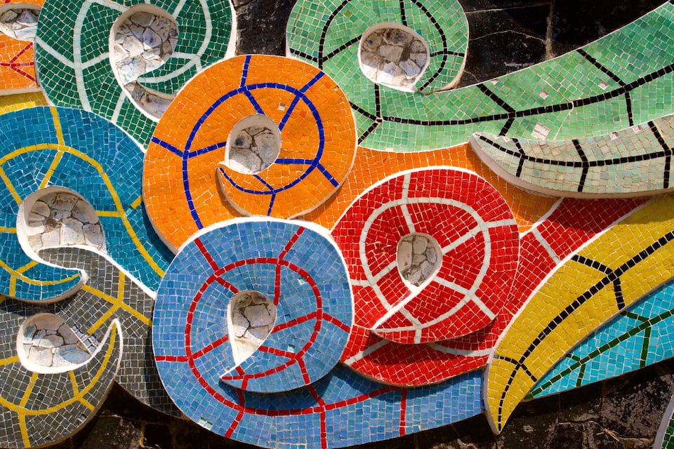 Um mosaico de padrões circulares coloridos com uma pedra central.