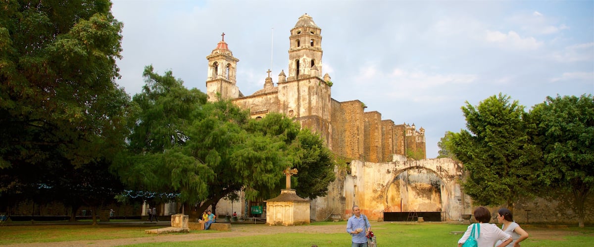 Tepoztlan featuring heritage architecture and a garden as well as a family