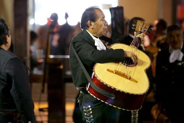 メキシコ シティ フィーチャー ストリート パフォーマンス と 音楽 及び 少数の人々