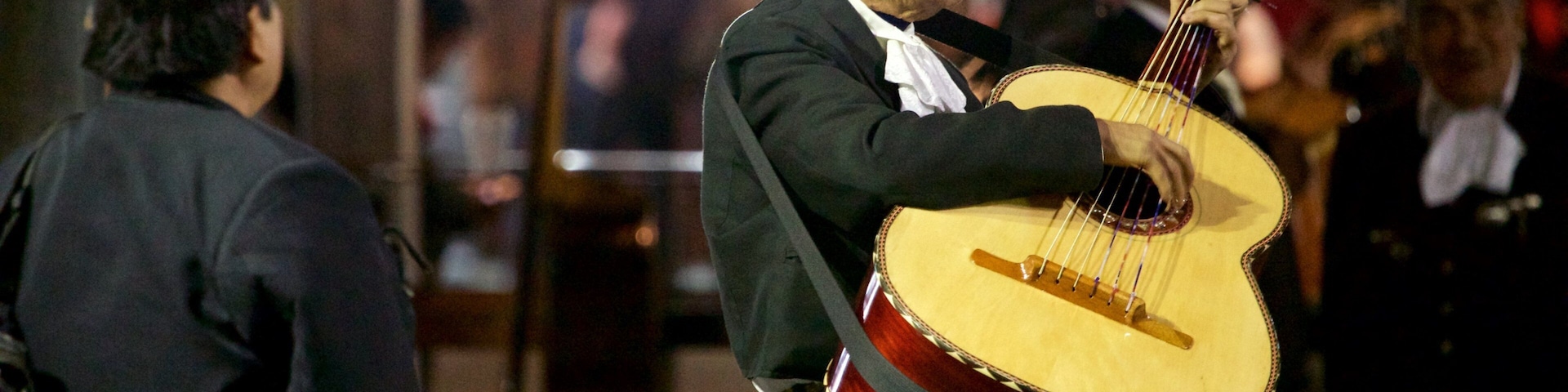 Ciudad de México mostrando música y actuación callejera y también un grupo pequeño de personas