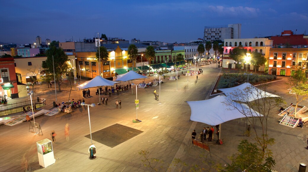 Ciudad de México ofreciendo una plaza y escenas de noche