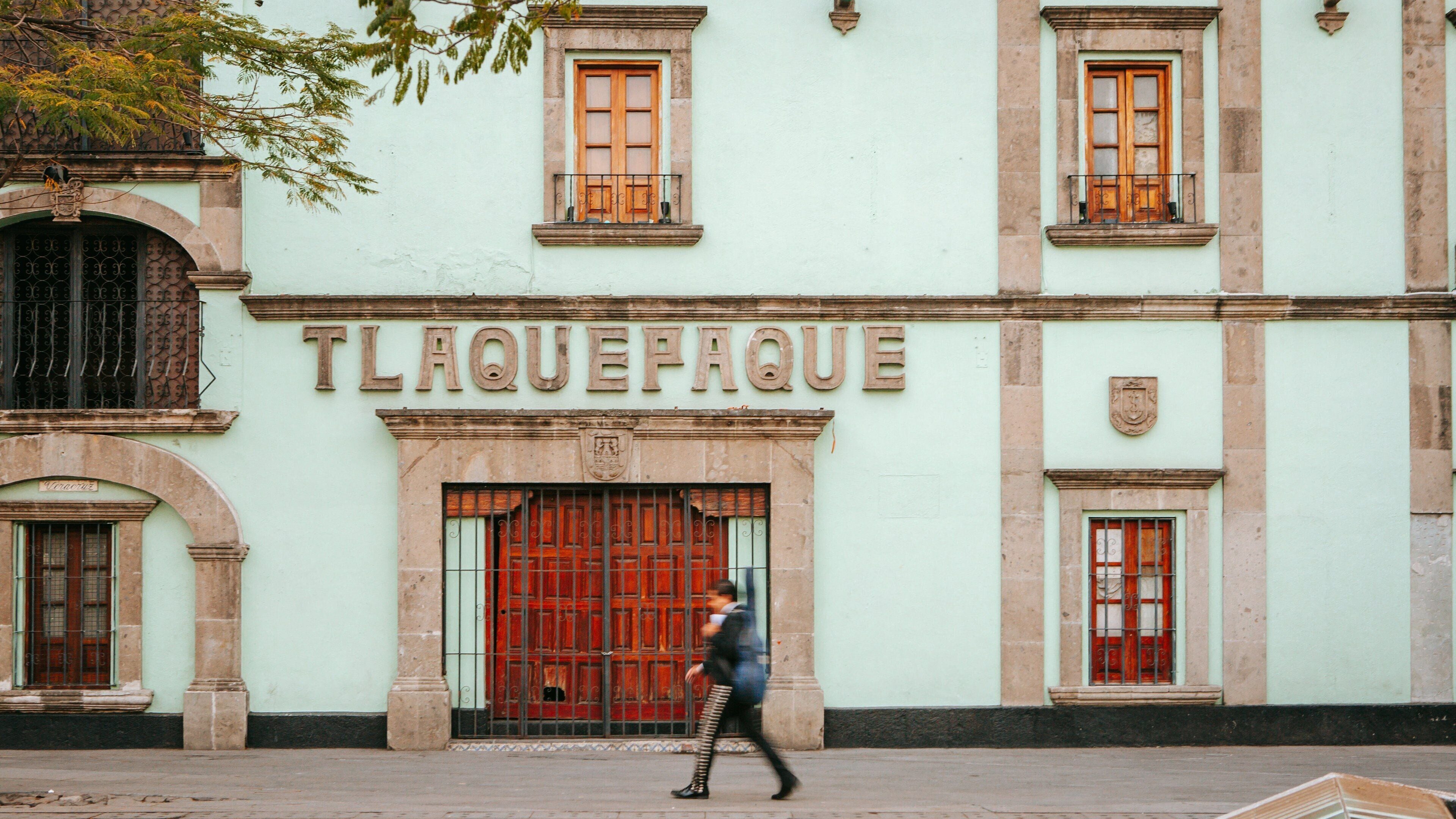 Plaza Garibaldi showing street scenes and signage