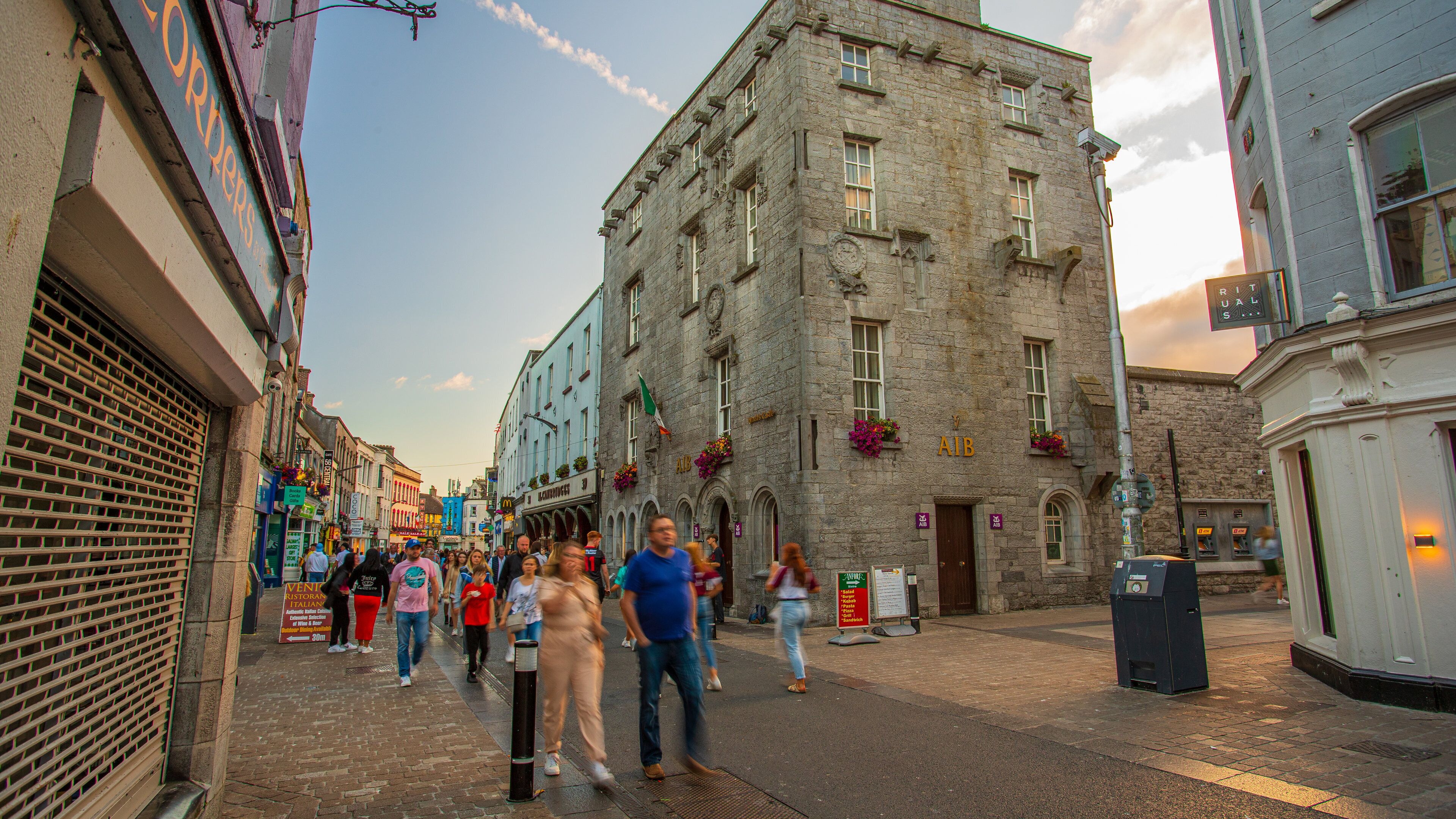 Lynch\'s Castle showing street scenes and a city