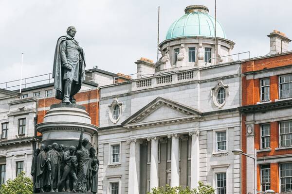 Daniel O\'Connell Statue showing heritage elements, a statue or sculpture and heritage architecture