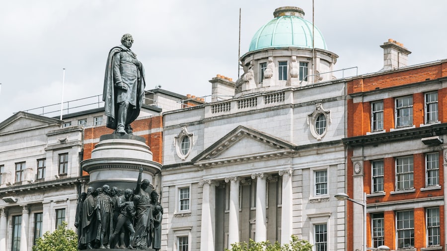 Daniel O\'Connell Statue showing heritage elements, a statue or sculpture and heritage architecture