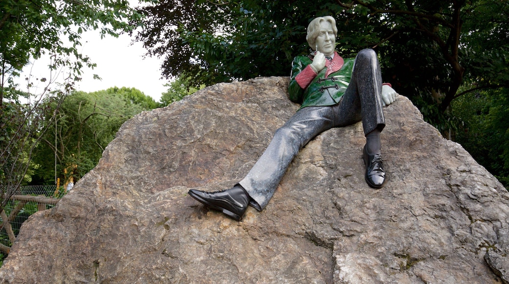 Dublin inclusief een standbeeld of beeldhouwwerk, historisch erfgoed en een monument